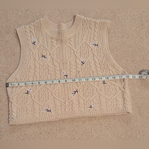 Cropped knit sweater-vest with embroidered flowers - Picture 5 of 5
